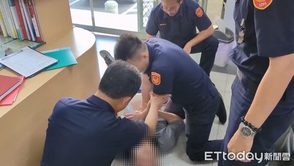 ▲▼    男子身體不適暈倒派出所 水上警及時搶救生命   。（圖／水上分局提供）