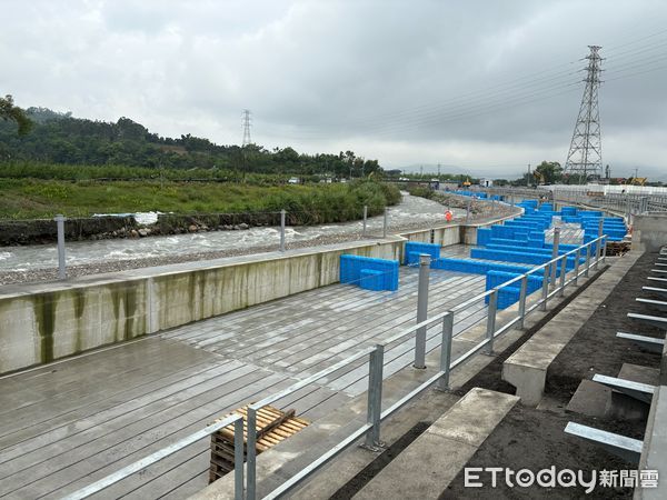 ▲台灣首座人工輕艇激流標桿賽道將於30日正式啟用，林昀儒、教練王翊澤、體育署長鄭世忠。（圖／記者杜奕君攝）