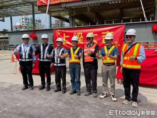 ▲鐵道局南部工程分局4月8日上午10時，舉行台南車站地面站體的上梁典禮，鐵路地下化工程進入新的里程碑。（圖／記者林東良翻攝，下同）