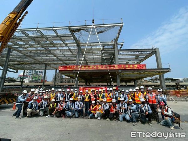 ▲鐵道局南部工程分局4月8日上午10時，舉行台南車站地面站體的上梁典禮，鐵路地下化工程進入新的里程碑。（圖／記者林東良翻攝，下同）