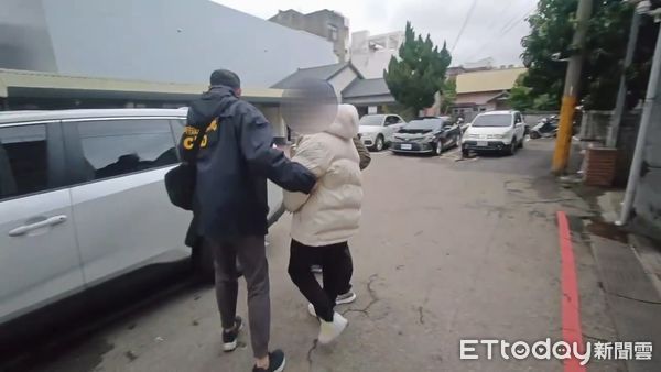 ▲刑事局逮捕有四海幫海鐵堂背景的神鬼會計員王力行。（圖／記者張君豪翻攝）