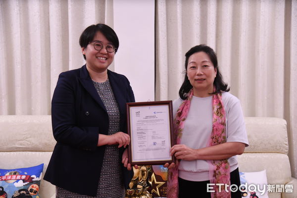 ▲花蓮縣長徐榛蔚代表頒發全台第一張GSTC認證給花蓮儷庭旅行社。（圖／花蓮縣政府提供）