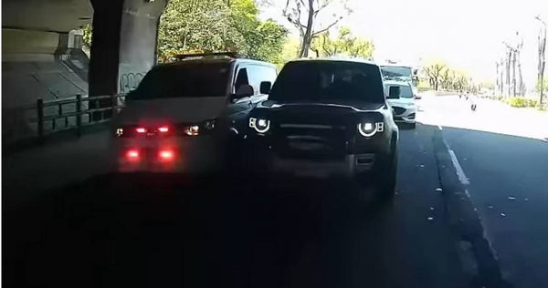 一名開著要價約300萬路虎休旅車的駕駛，在救護車鳴笛要求讓道之際，不但不肯讓路給救護車通行，甚至還與救護車緊貼並排，逼車意味濃厚。（圖／擷取自Facebook／爆料公社公開版）