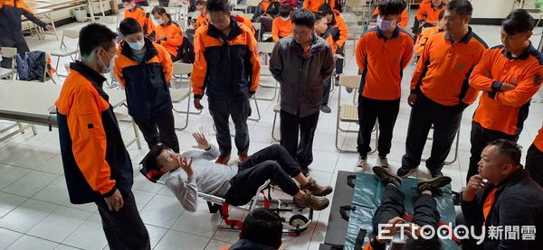 ▲為因應日益多元且高風險的緊急救護環境，台南市消防局第一救災救護大隊於10日辦理中級救護技術員（EMT-II）複訓課程。（圖／記者林東良翻攝，下同）