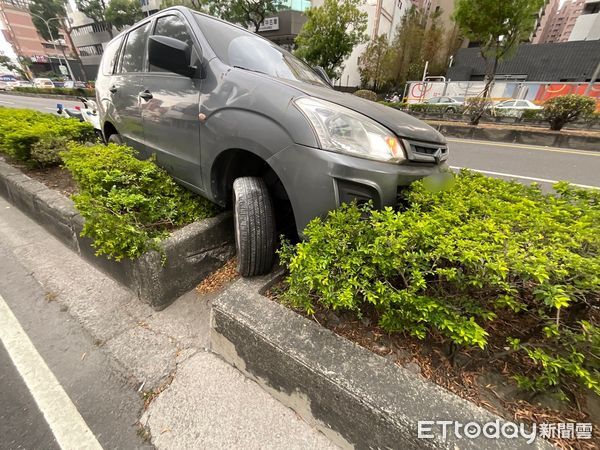 ▲▼一名高姓男駕駛在開車途中，因車內的狗狗突然狂吠，回頭安撫時未注意前方路況，導致車輛直接撞上分隔島。（圖／記者吳世龍翻攝）