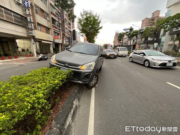 ▲▼一名高姓男駕駛在開車途中，因車內的狗狗突然狂吠，回頭安撫時未注意前方路況，導致車輛直接撞上分隔島。（圖／記者吳世龍翻攝）