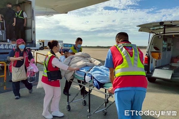 ▲▼3位作者分享旅遊醫學及經歷。（圖／記者楊熾興翻攝）