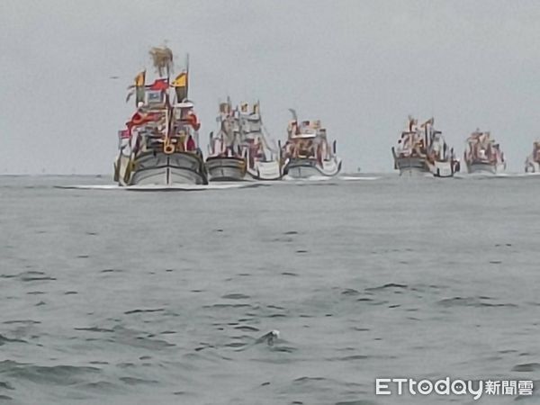 ▲台南安平開台天后宮、靈濟殿等廟宇出動神轎搭船出海，與高雄林園鳳芸宮等廟宇在海上進行會香，雙方於高雄興達港外海交接後，由安平地區等船隻於中午引導進入安平港。（圖／記者林東良翻攝，下同）