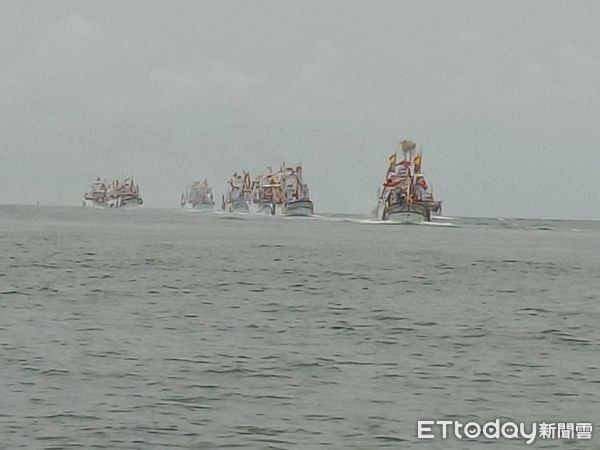 ▲台南安平開台天后宮、靈濟殿等廟宇出動神轎搭船出海，與高雄林園鳳芸宮等廟宇在海上進行會香，雙方於高雄興達港外海交接後，由安平地區等船隻於中午引導進入安平港。（圖／記者林東良翻攝，下同）