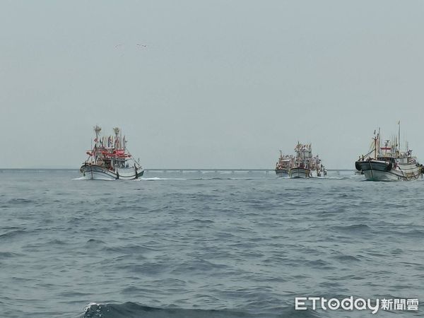 ▲台南安平開台天后宮、靈濟殿等廟宇出動神轎搭船出海，與高雄林園鳳芸宮等廟宇在海上進行會香，雙方於高雄興達港外海交接後，由安平地區等船隻於中午引導進入安平港。（圖／記者林東良翻攝，下同）