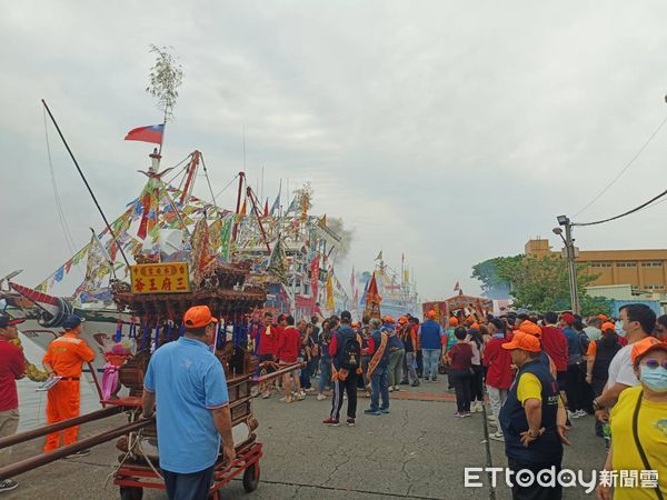 ▲台南安平開台天后宮、靈濟殿等廟宇出動神轎搭船出海，與高雄林園鳳芸宮等廟宇在海上進行會香，雙方於高雄興達港外海交接後，由安平地區等船隻於中午引導進入安平港。（圖／記者林東良翻攝，下同）