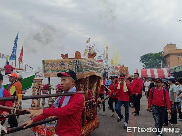 ▲台南安平開台天后宮、靈濟殿等廟宇出動神轎搭船出海，與高雄林園鳳芸宮等廟宇在海上進行會香，雙方於高雄興達港外海交接後，由安平地區等船隻於中午引導進入安平港。（圖／記者林東良翻攝，下同）