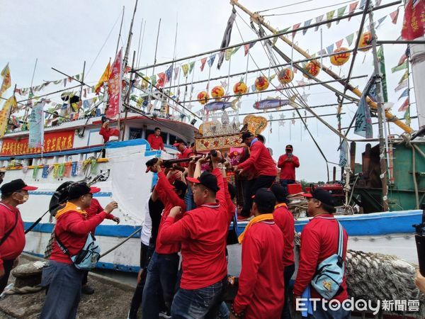 ▲台南安平開台天后宮、靈濟殿等廟宇出動神轎搭船出海，與高雄林園鳳芸宮等廟宇在海上進行會香，雙方於高雄興達港外海交接後，由安平地區等船隻於中午引導進入安平港。（圖／記者林東良翻攝，下同）
