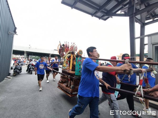 ▲台南安平開台天后宮、靈濟殿等廟宇出動神轎搭船出海，與高雄林園鳳芸宮等廟宇在海上進行會香，雙方於高雄興達港外海交接後，由安平地區等船隻於中午引導進入安平港。（圖／記者林東良翻攝，下同）