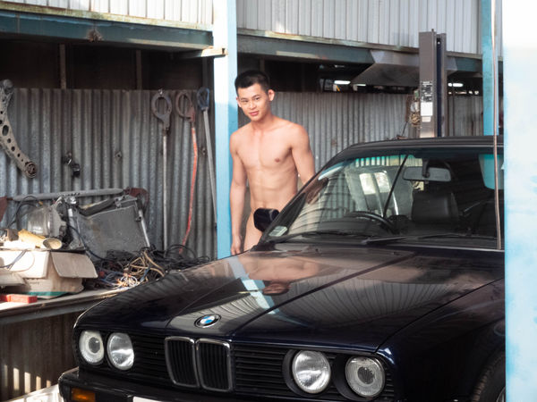 ▲《誰在看著我們》劉宜豪在西班牙全裸躺大馬路，搭擋「國光女神」黃巧綸。（圖／攝露士提供）