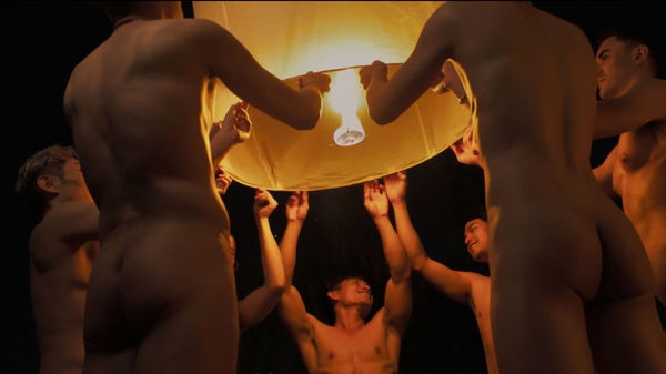 ▲《誰在看著我們》劉宜豪在西班牙全裸躺大馬路，搭擋「國光女神」黃巧綸。（圖／攝露士提供）