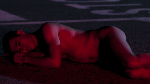 ▲《誰在看著我們》劉宜豪在西班牙全裸躺大馬路，搭擋「國光女神」黃巧綸。（圖／攝露士提供）