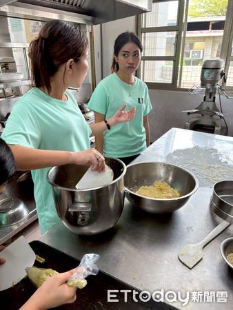 ▲台南育德工業家事職業學校僑生班烘焙科的學生，運用在校所學的烘焙技術，利用節省下來的生活費，自行購買食材，親手製作麵包與西點，致贈給新營家扶中心。（圖／記者林東良翻攝，下同）