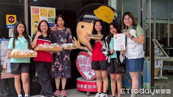 ▲台南育德工業家事職業學校僑生班烘焙科的學生，運用在校所學的烘焙技術，利用節省下來的生活費，自行購買食材，親手製作麵包與西點，致贈給新營家扶中心。（圖／記者林東良翻攝，下同）