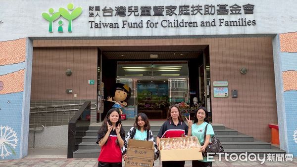 ▲台南育德工業家事職業學校僑生班烘焙科的學生，運用在校所學的烘焙技術，利用節省下來的生活費，自行購買食材，親手製作麵包與西點，致贈給新營家扶中心。（圖／記者林東良翻攝，下同）