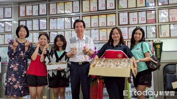 ▲台南育德工業家事職業學校僑生班烘焙科的學生，運用在校所學的烘焙技術，利用節省下來的生活費，自行購買食材，親手製作麵包與西點，致贈給新營家扶中心。（圖／記者林東良翻攝，下同）