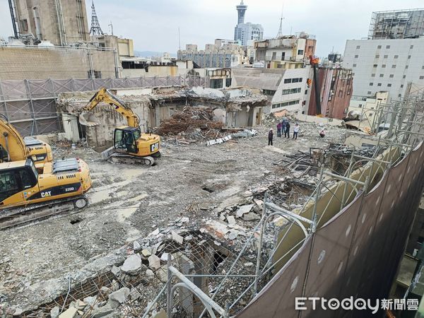 ▲鋼索未固定就拆大樓！中市府勒令公園路工地停工　裁罰2.7萬元。（圖／都發局提供）