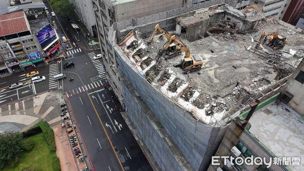 ▲鋼索未固定就拆大樓！中市府勒令公園路工地停工　裁罰2.7萬元。（圖／都發局提供）