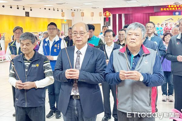 ▲竹林寺觀音佛祖巡迴媽祖駐駕將於4/27日登場，今年由蘆竹誠聖宮輪值，主委劉勝全今天上午在蘆竹區農會帶領信眾焚香祈福。（圖／記者沈繼昌攝）