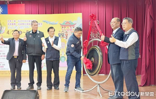▲竹林寺觀音佛祖巡迴媽祖駐駕將於4/27日登場，今天上午在蘆竹區農會舉行記者會，市府農業局長陳冠義敲響銅鑼代表活動開始。（圖／記者沈繼昌攝）
