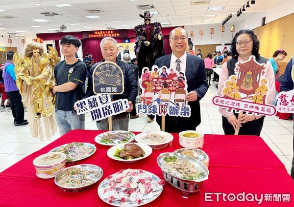 ▲慈航蘆竹文藝季今天舉辦記者會，主委劉勝全介紹廟埕辦桌等在地美食供信眾認桌。（圖／記者沈繼昌攝）