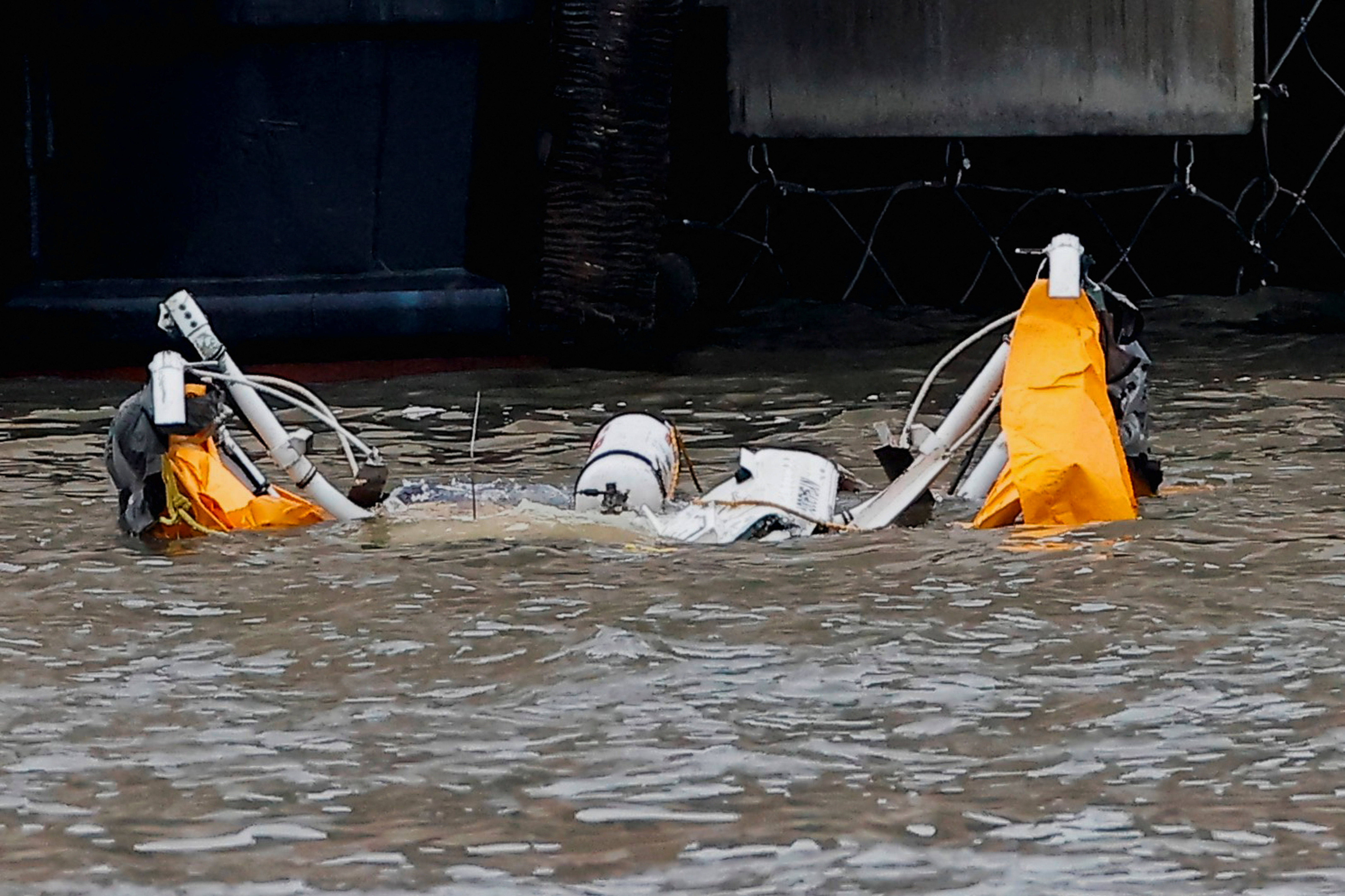 ▲▼美國一架直升機於10日下午在紐約哈德遜河失事墜毀。（圖／路透）