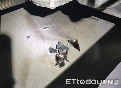 高雄小貨車半夜突起火「車底驚見玻璃碎片」　疑人為縱火