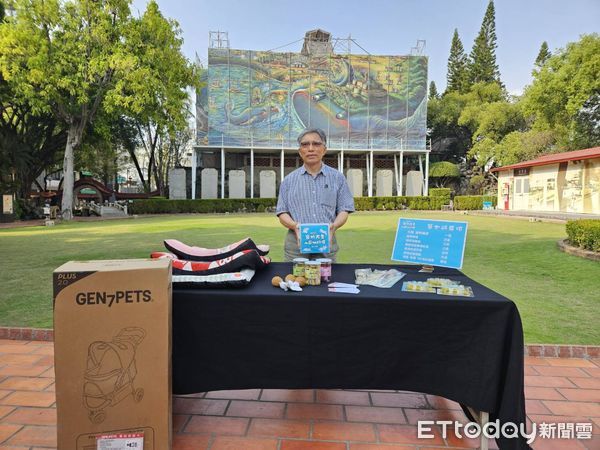 ▲「寵物友善入園抽好禮」活動，由文化局代理局長林韋旭，親自抽出眾所矚目的最大獎項，即價值4千元的「寵物推車」，以及其他多項寵物實用好禮。（圖／記者林東良翻攝，下同）
