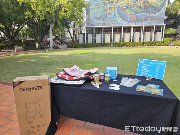 ▲「寵物友善入園抽好禮」活動，由文化局代理局長林韋旭，親自抽出眾所矚目的最大獎項，即價值4千元的「寵物推車」，以及其他多項寵物實用好禮。（圖／記者林東良翻攝，下同）