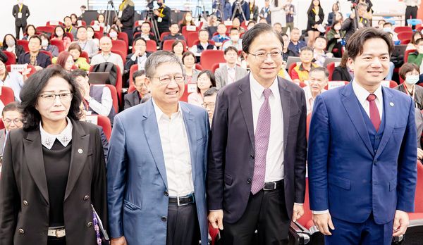 ▲桃園市府邀請新竹縣長楊文科、新竹市代理市長邱臣遠、苗栗縣副縣長邱俐俐出席研討會，會前共同合影。（圖／桃市府新聞處提供）