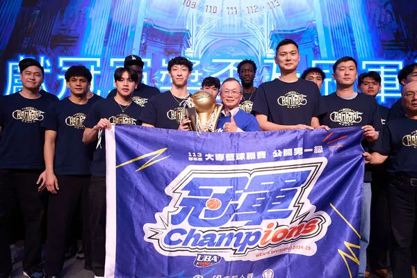 ▲政大男籃冠軍5連霸總教練陳子威（右3），將接下本屆世大運中華男籃主帥一職。（圖／政大提供）