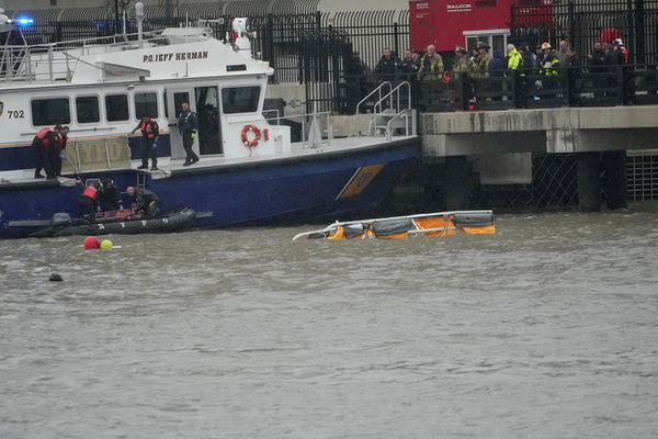 ▲▼直升機墜毀紐約哈德遜河6死。（圖／路透社）