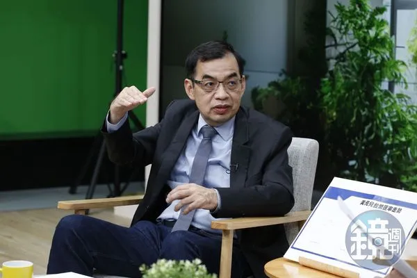 投資市場黑天鵝亂飛，億元教授鄭廳宜認為抱債能享息收、價差雙賺。