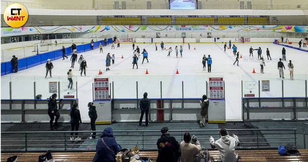 小巨蛋滑冰場「冰上樂園」是台灣目前規模最大，而且符合國際標準的滑冰場，由台北捷運公司負責經營管理。（圖／黃威彬攝）