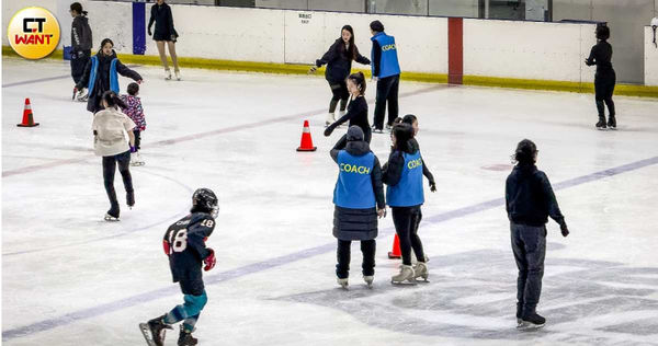 小巨蛋滑冰場提供團體與私人滑冰課程，由館方媒合經核可的教練教學。（圖／黃威彬攝）