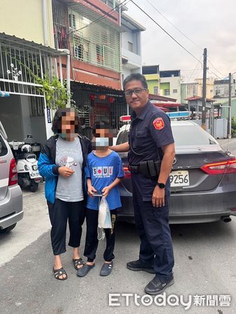 ▲內埔警分局瑪家分駐所巡佐王文雄載邱童返家             。（圖／記者陳崑福翻攝）
