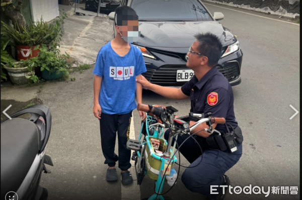 ▲內埔警分局瑪家分駐所巡佐王文雄載邱童返家             。（圖／記者陳崑福翻攝）