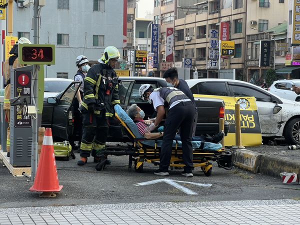 ▲▼新興車禍             。（圖／民眾提供）