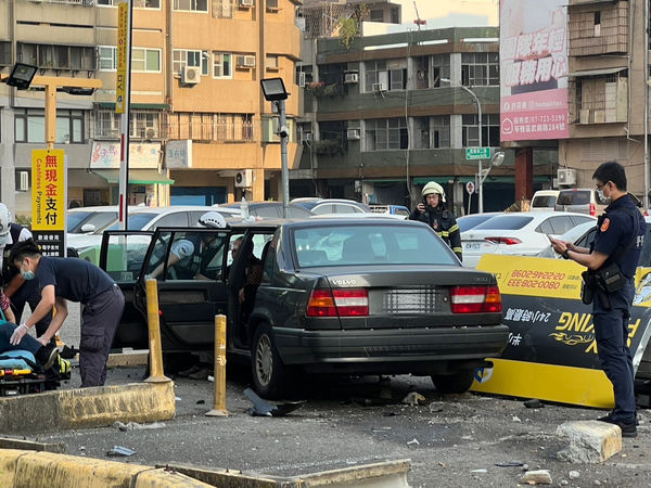 ▲▼新興車禍             。（圖／記者民眾提供）