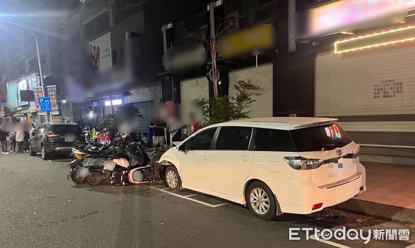 ▲▼高雄凌晨休旅車「失控連環撞」！連毀15車。（圖／記者賴文萱翻攝）