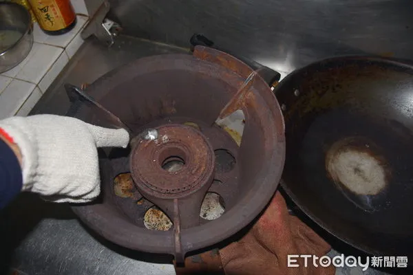 ▲台灣已邁入超高齡社會，周遭的長者愈來愈多，且會隨著年齡的增加而產生健忘甚至失智情形，消防局請家人或鄰居多加關心長者使用火源上安全，以防範火災。（圖／記者林東良翻攝，下同）