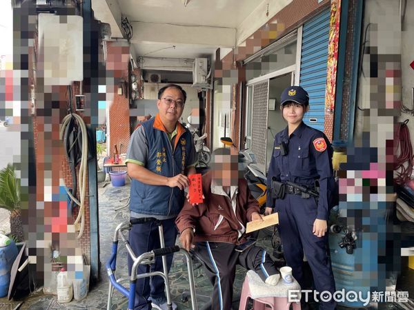 ▲東港警分局林邊分駐所警員吳潔盈、陳豫宣結合義警募款助人             。（圖／記者陳崑福翻攝）