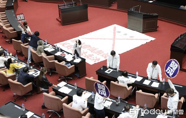 ▲▼報告事項  表決 立法院院會 朝野各自舉牌。（圖／記者屠惠剛攝）