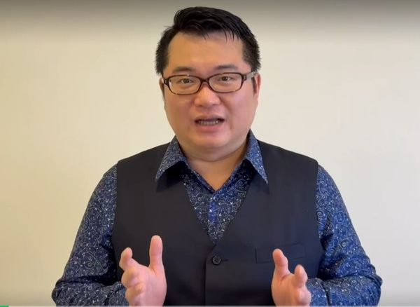 ▲騎機車男子將店家門口擺放的10多箱舒跑搬光。（圖／翻攝自臉書／我是北斗人）