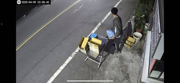▲騎機車男子將店家門口擺放的10多箱舒跑搬光。（圖／翻攝自臉書／我是北斗人）